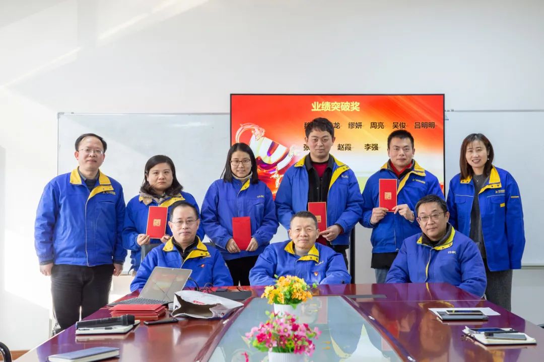 营销中心年度辉煌回顾:年终总结与展望(图8)